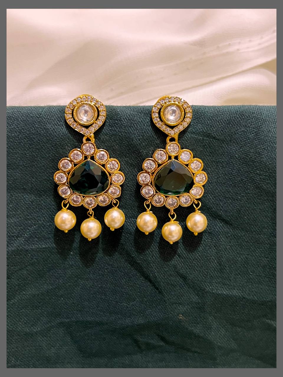 White Stone Hanging With Pearl In Victorian - VE00205