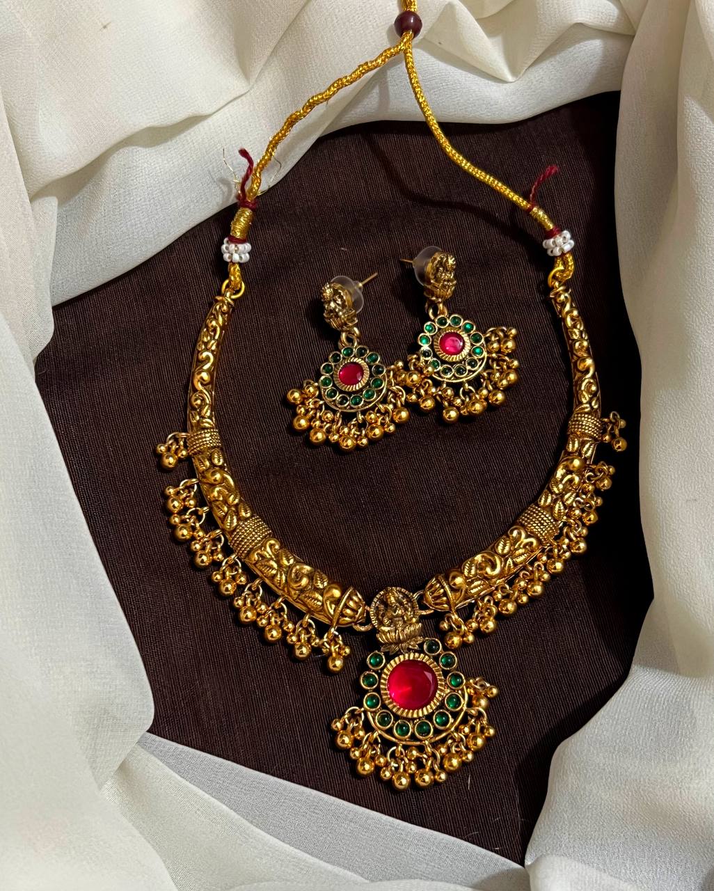 Antique Finish Kante Set With Flower Pendant - NN00996