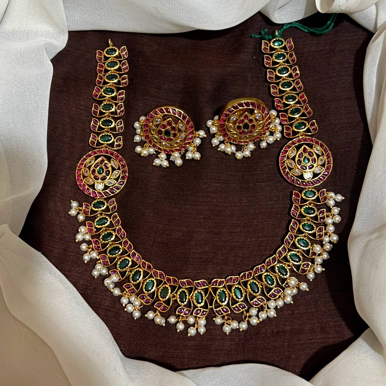 Kempu Emerald Necklace With Side Bottu Pendant  - NN00597