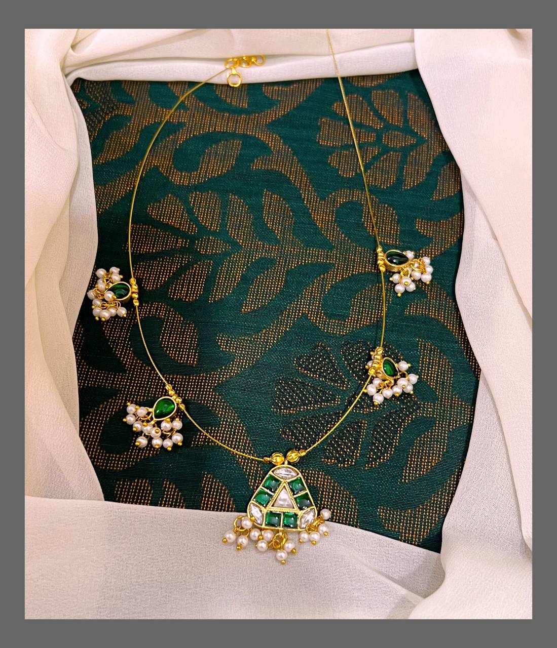 Beautiful Emerald Necklace In Kundan - KN00424