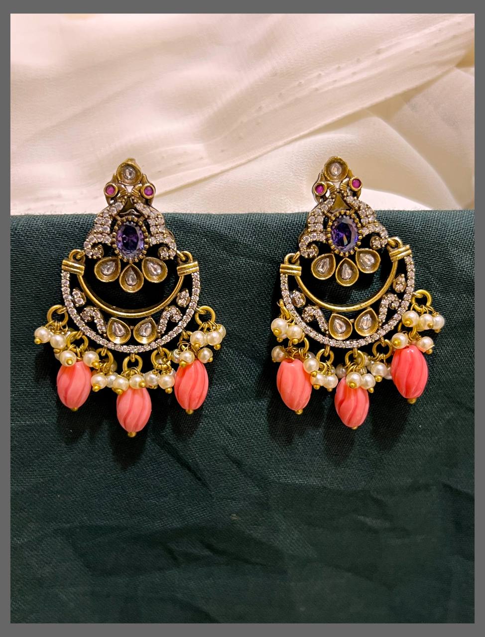 Peacock Hanging In Victorian - VE00207