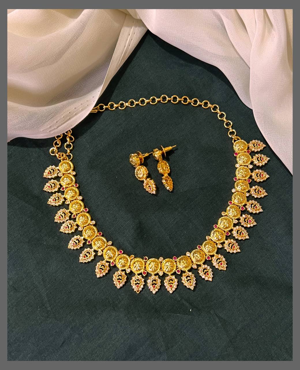 Beautiful Leaf Neckalce in Nakshi - NN00572