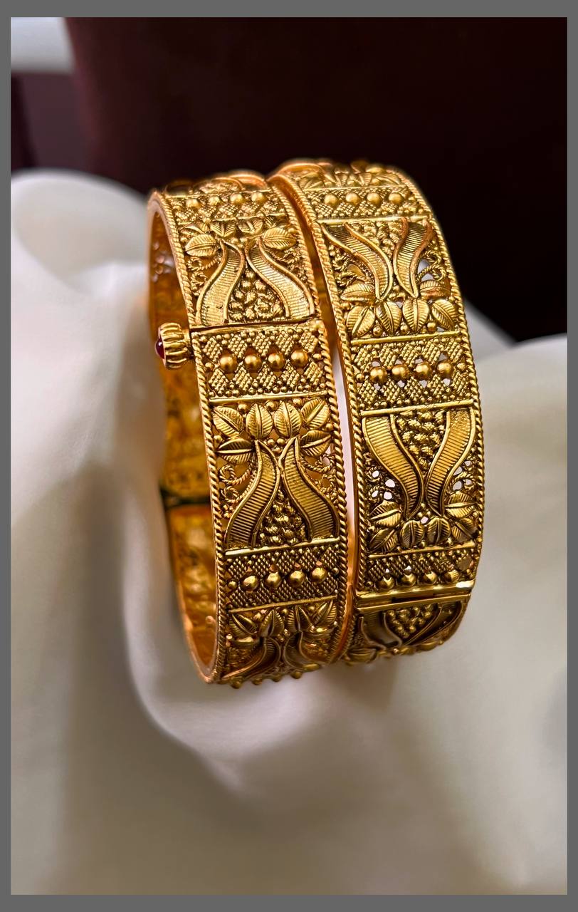 Antique Screw Type Bangle in kundan - BG00292