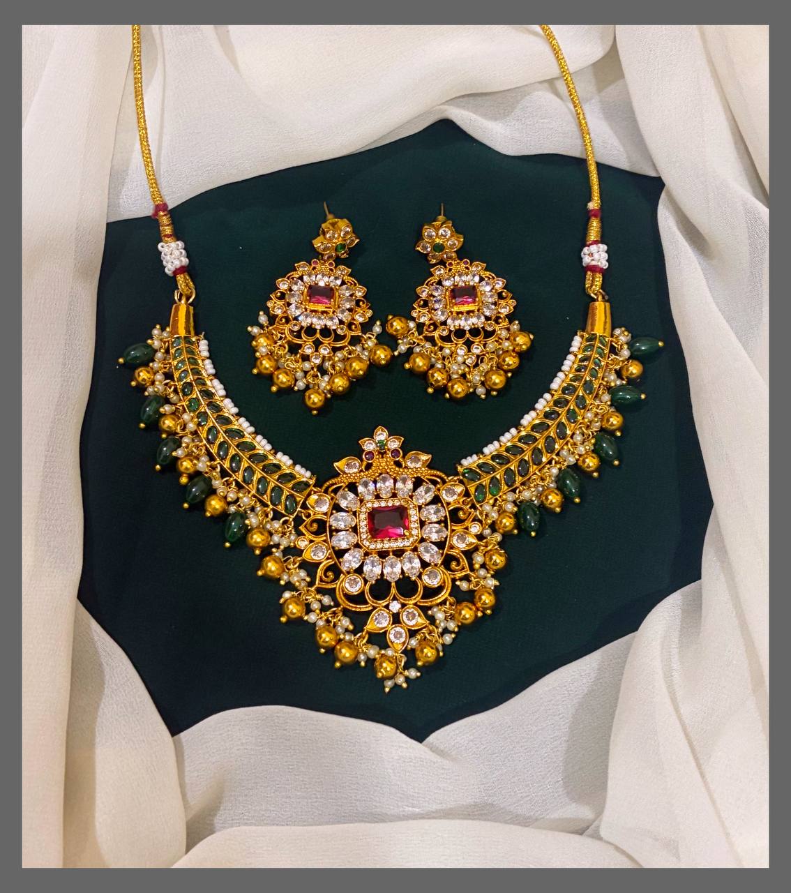 Emerald Necklace With Pearls - NN00364