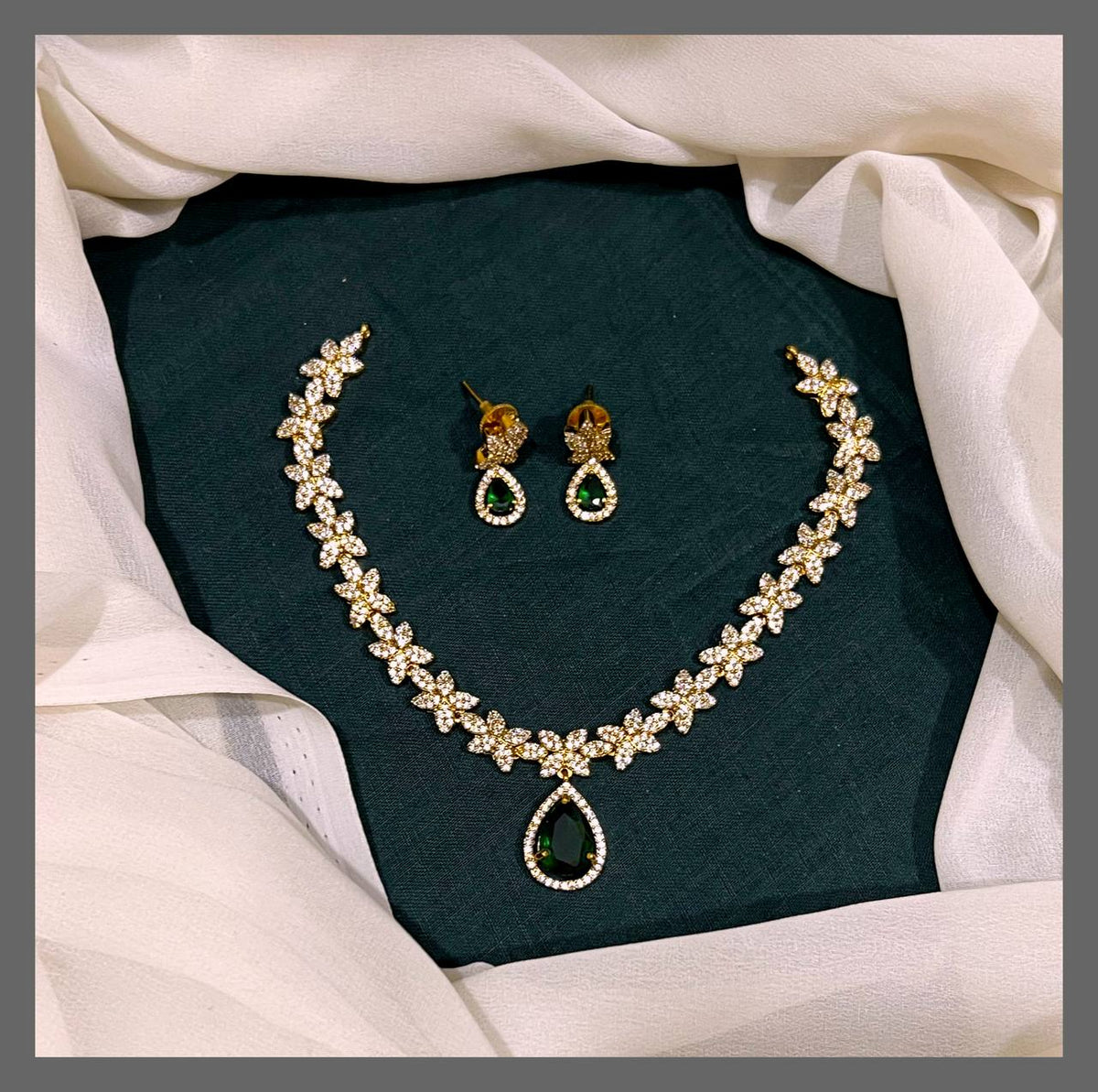 White Flower with Emerlad pendent Necklace in Nakshi - NN00539