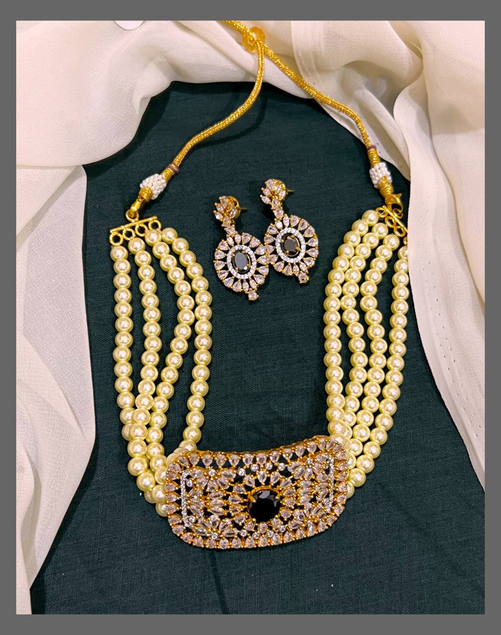 White Pearl Choker - PB00339