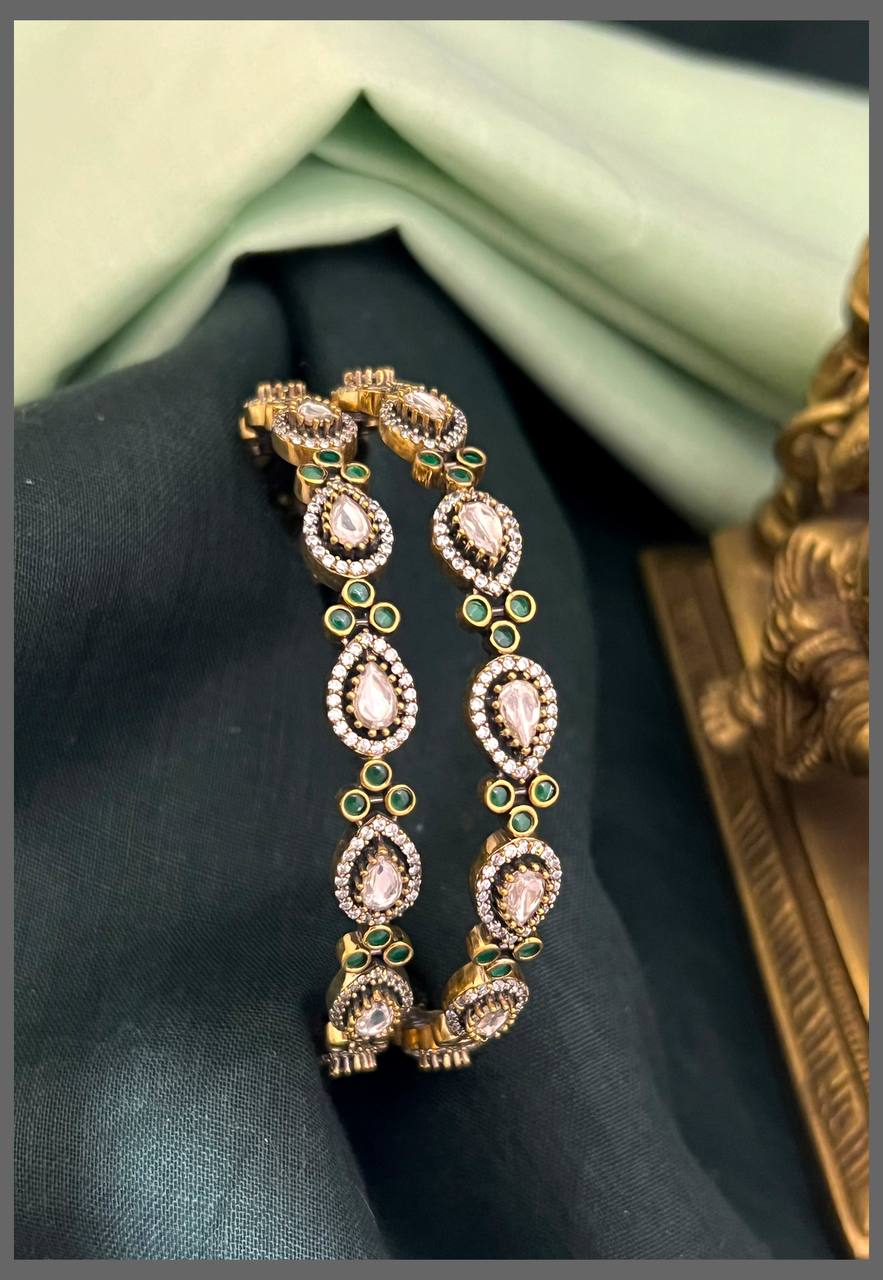 White Stone Dew Drops with Emerlad Stone Bangle  in Kundan - BG00471