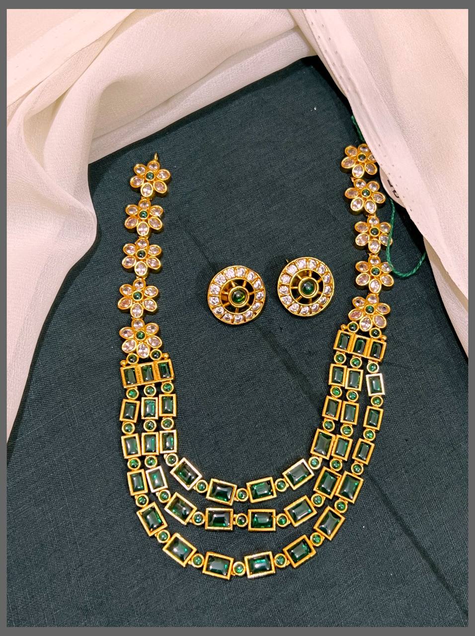 Trible Layer Emerald Necklace In Nakshi - NN00595