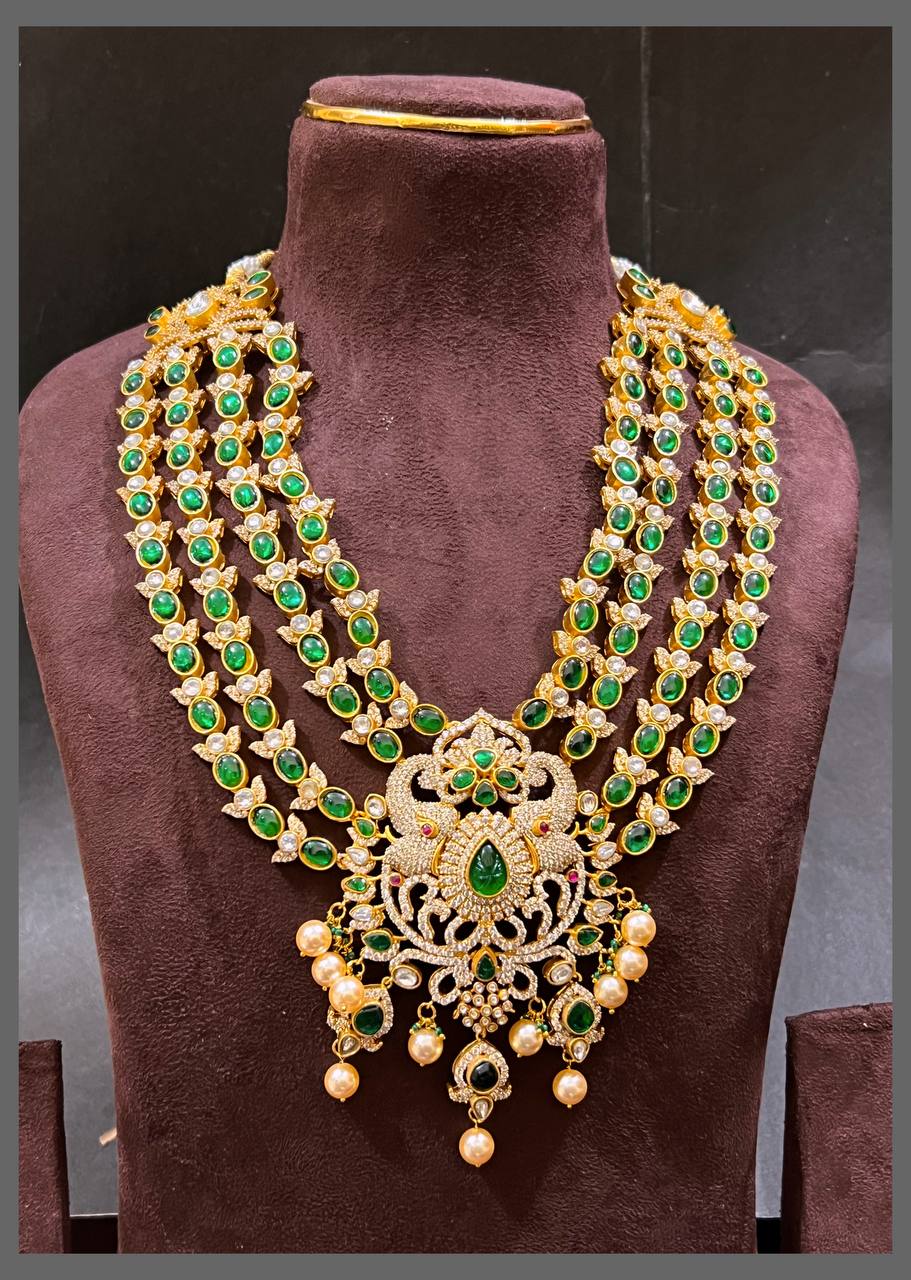 Emerlad Stone Malachite necklace with Rich Pendant in Kundan -KN00529