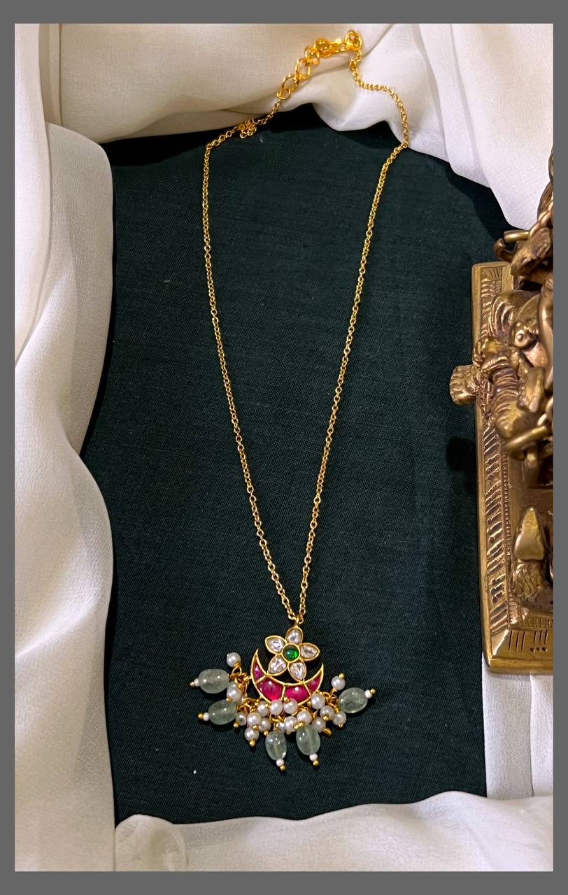 Chandbali Pendant necklace in Kundan - KN00556