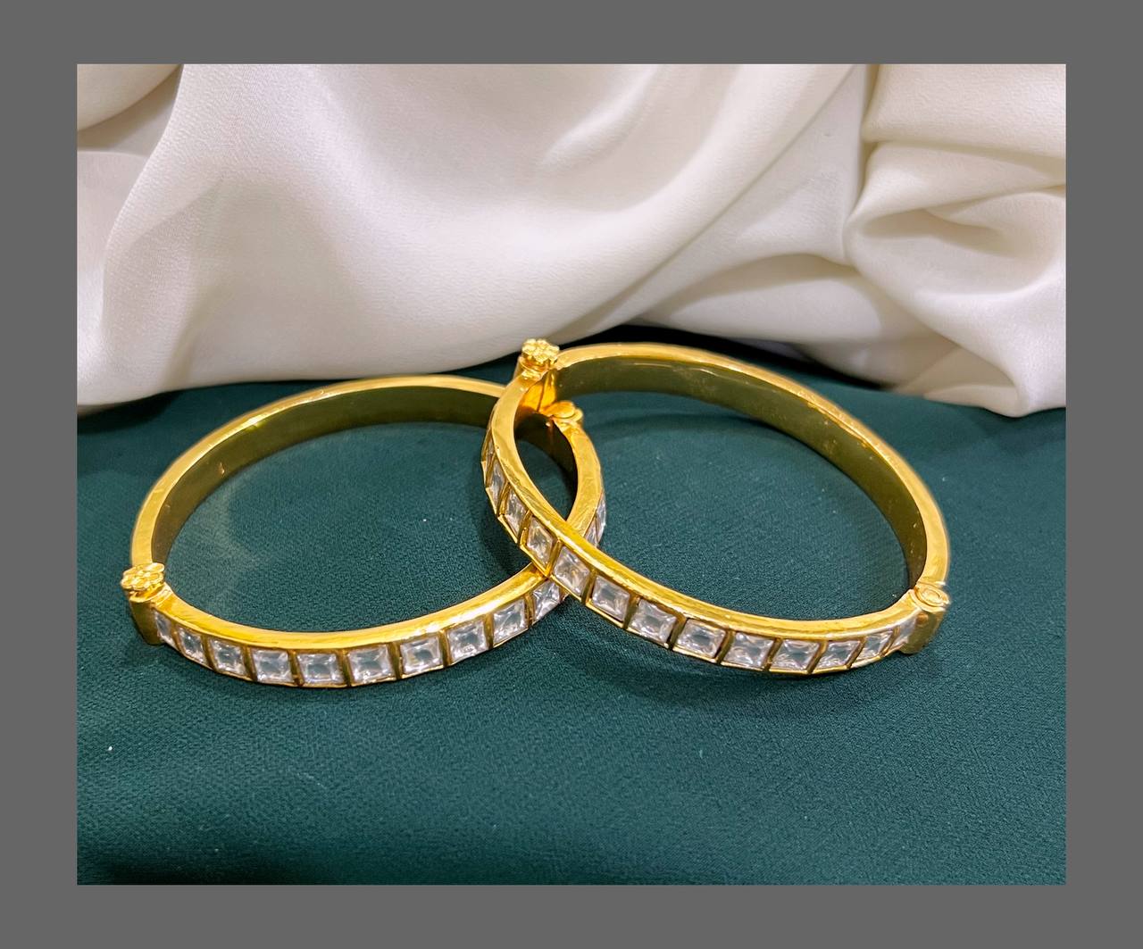 White Stone Screw Bangles Size 2.6 in kundan - BG0055