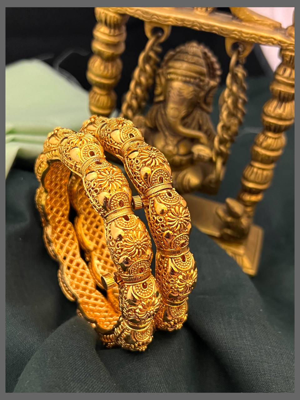Beautiful Antique Bangles in Kundan - BG00558
