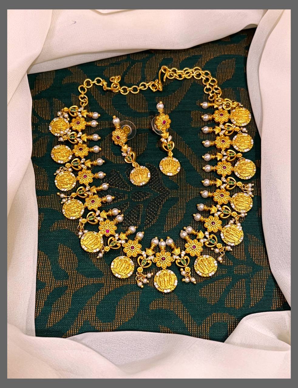 Beautiful Flower Necklace With Lord Ram Parivar In Nakshi - NN00323