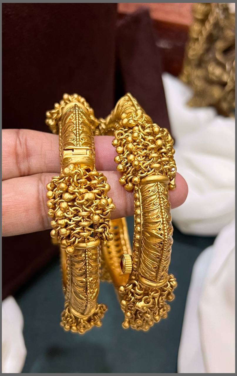 Kada type with Golden Beads Bangles in Kundan - BG00228