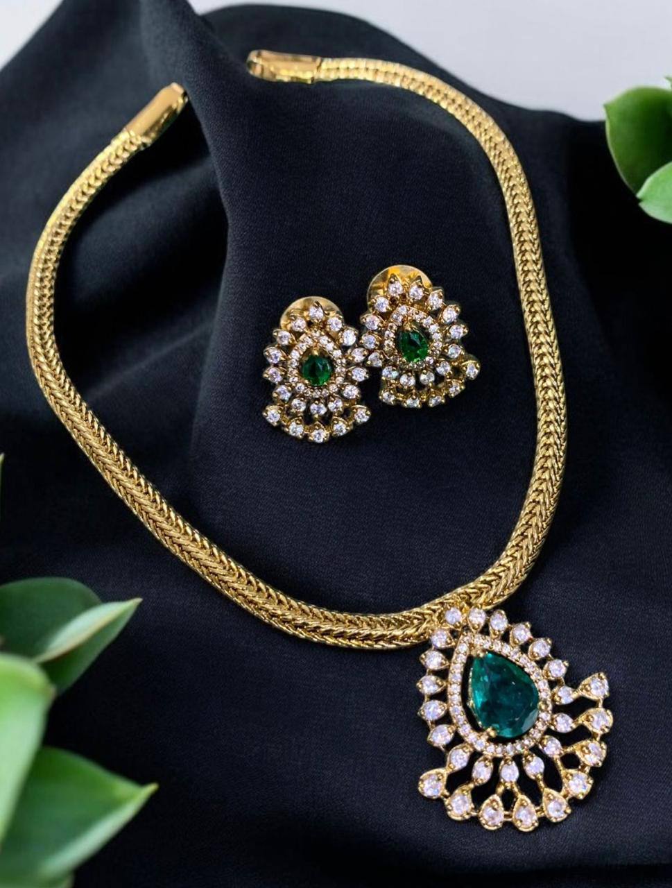 Emerald Due Droppers Pendent in Naskhi Necklace - NN00105