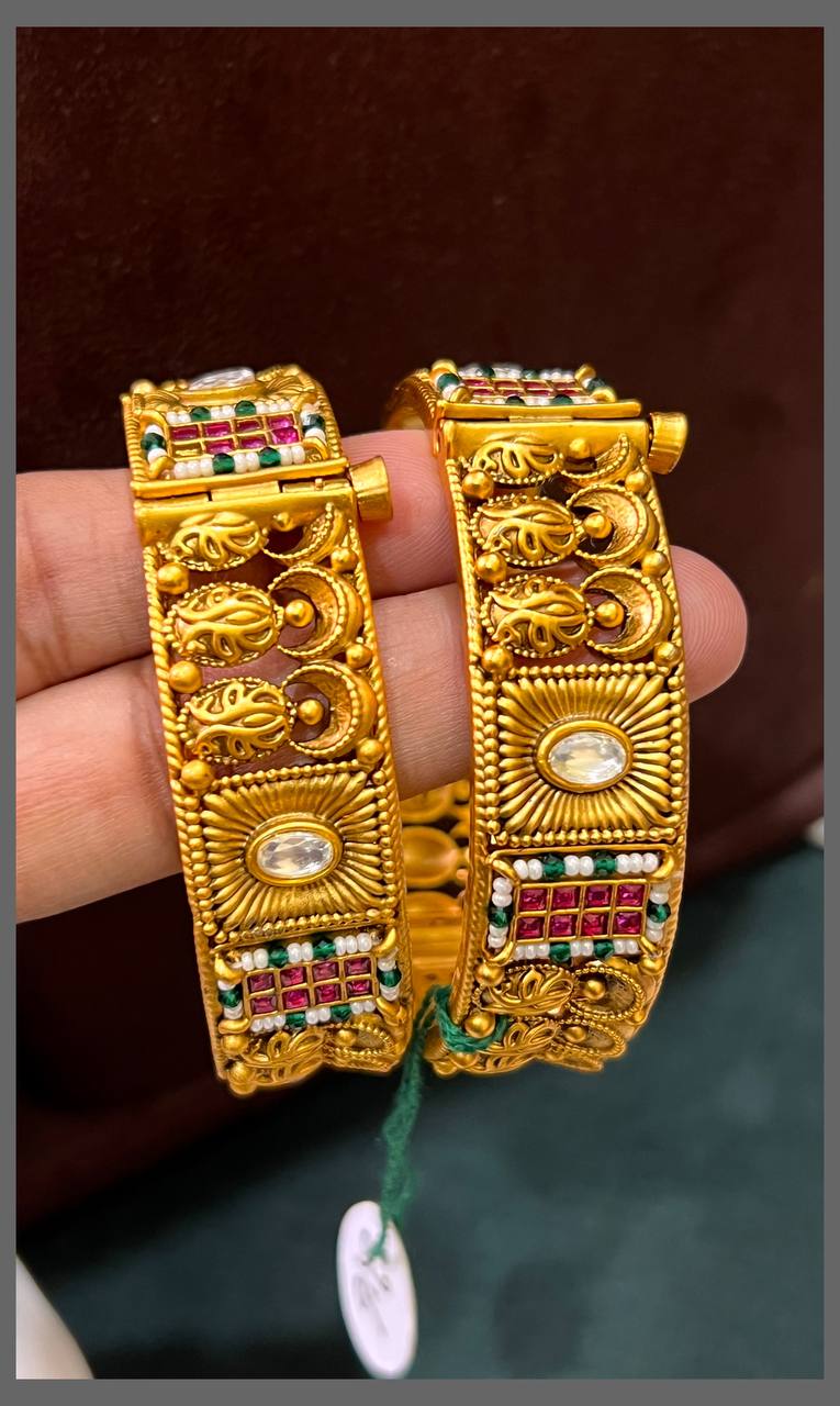 Turtle Design Bangle in Kundan - BG00339