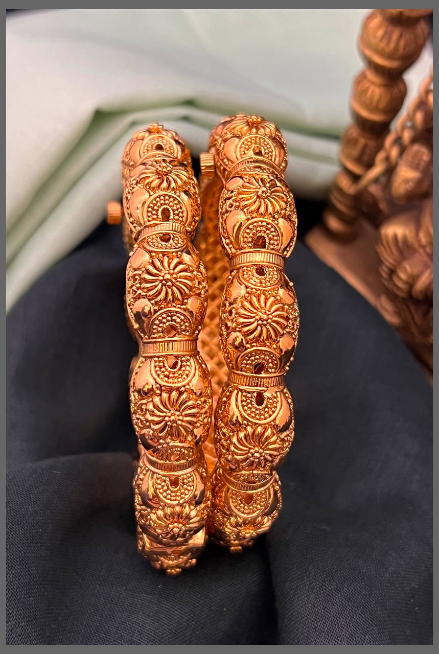 Beautiful Antique Bangles in Kundan - BG00558