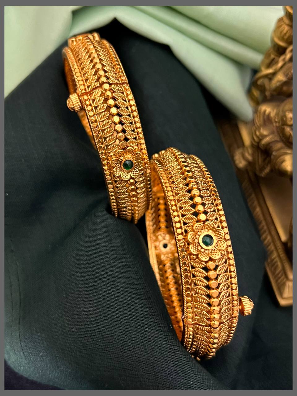 Antique Flower Screw Bangles in Kundan - BG00488