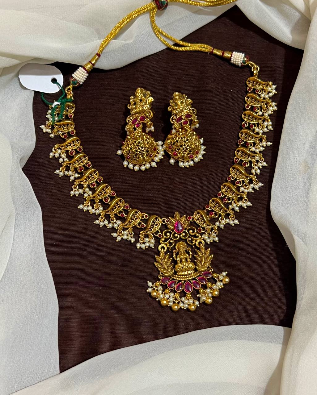 Kempu necklace with Lakshmi pendant and pearls - NN00960