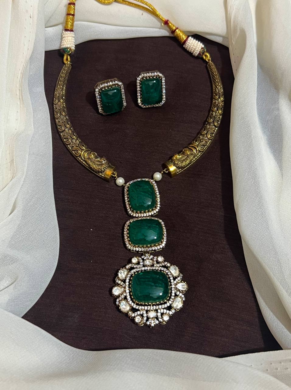 Antique polish Kante Set With Emerald Pendant and Earrings - VN00209