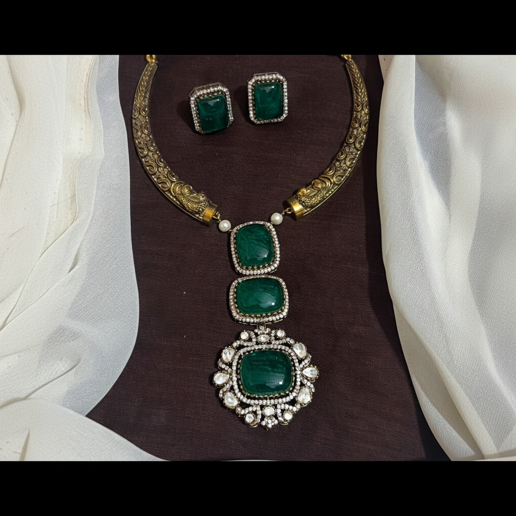 Antique polish Kante Set With Emerald Pendant and Earrings - VN00209